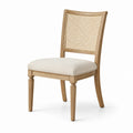 Sedia in legno chiaro con seduta imbottita e schienale in rattan